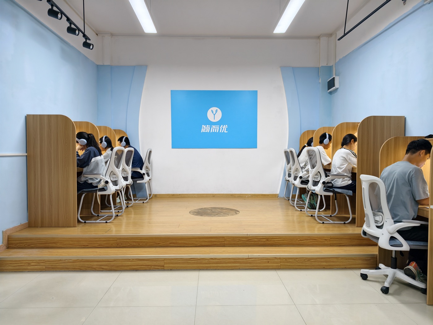 简而优 AI 智习室 · 学习大厅