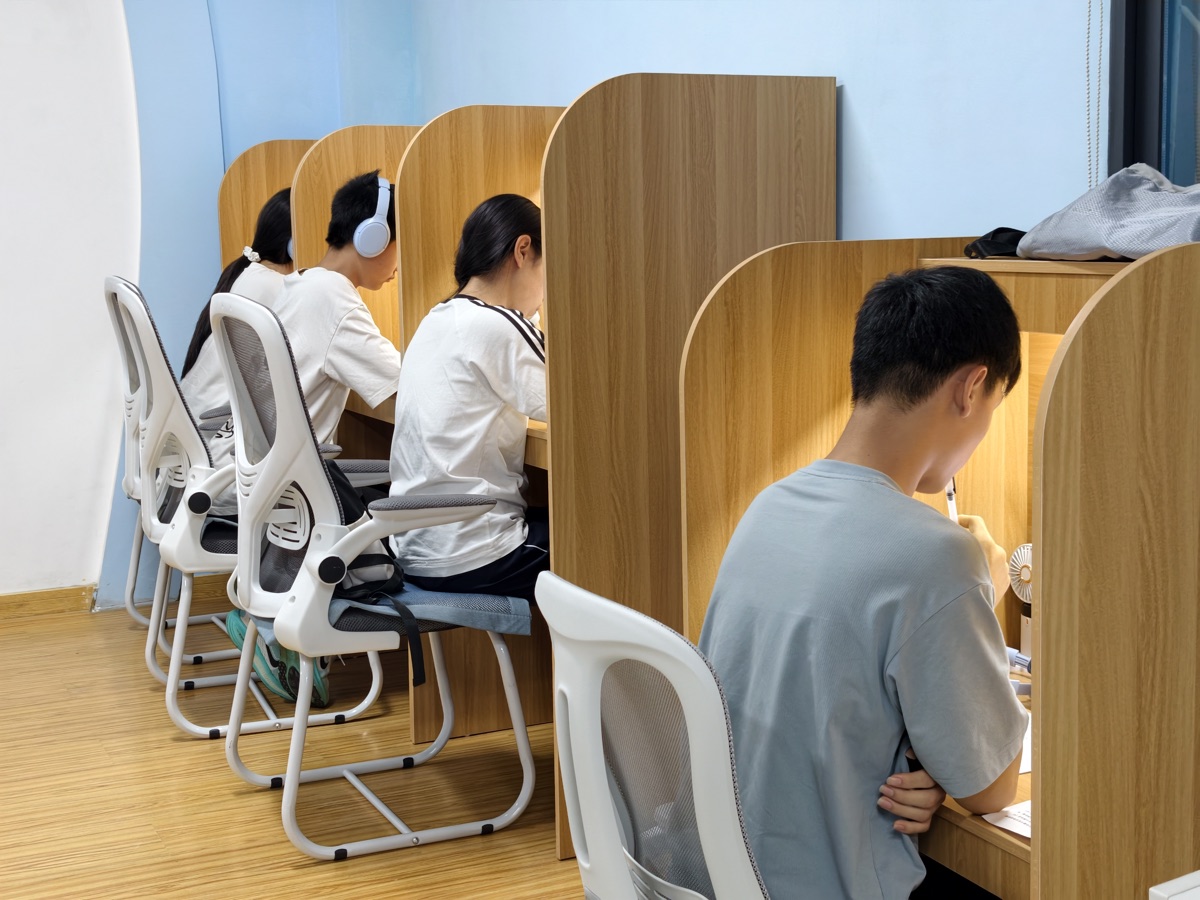 学生专注自习