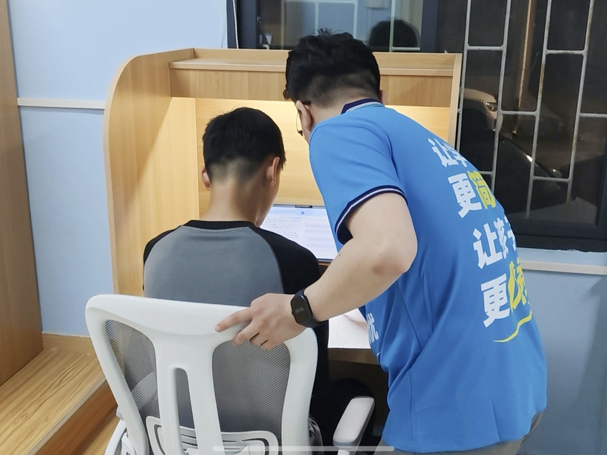 老师俯身辅导 · 真人督学